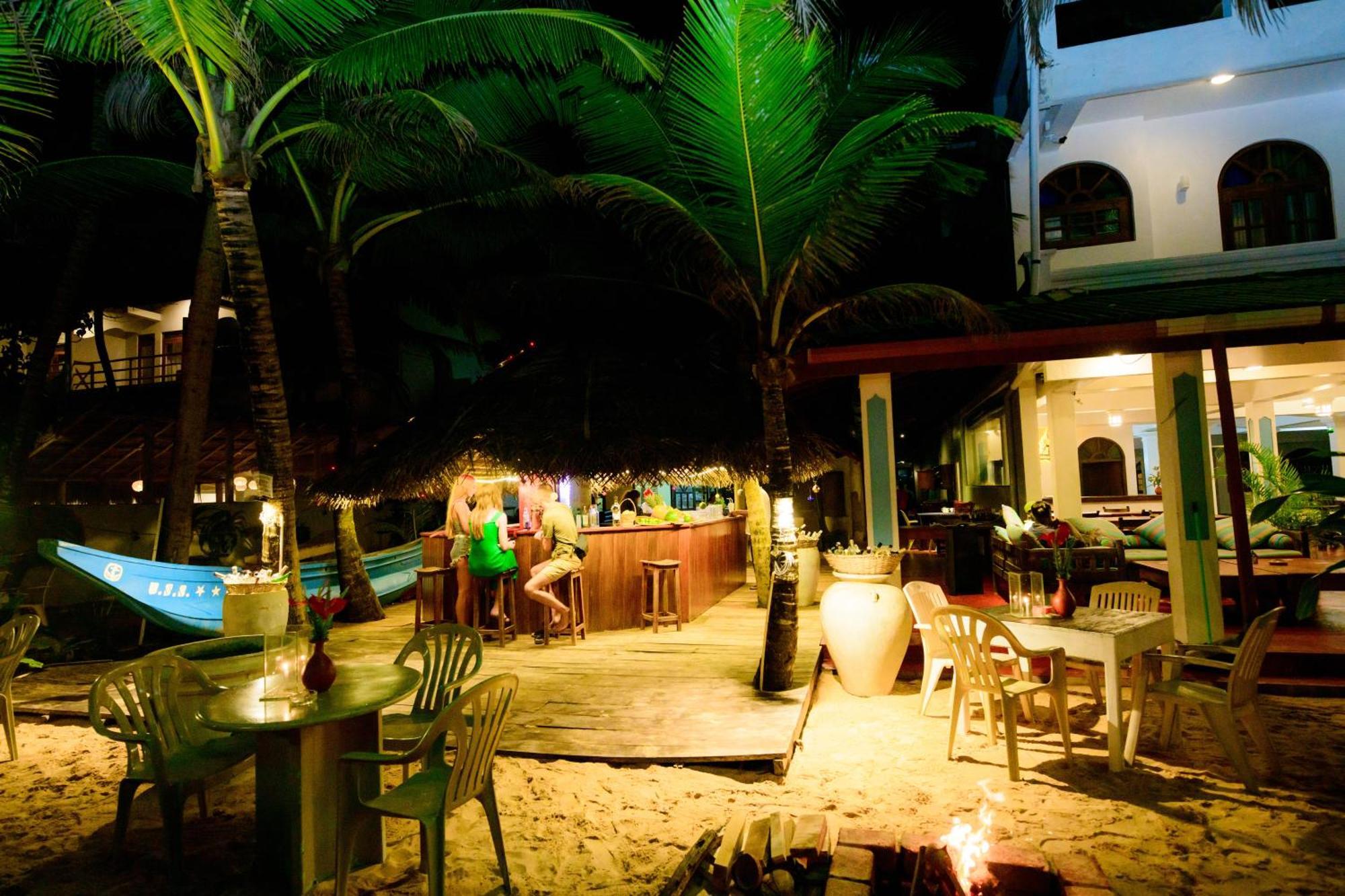 Royal Beach Hotel & Restaurant Хиккадува Экстерьер фото