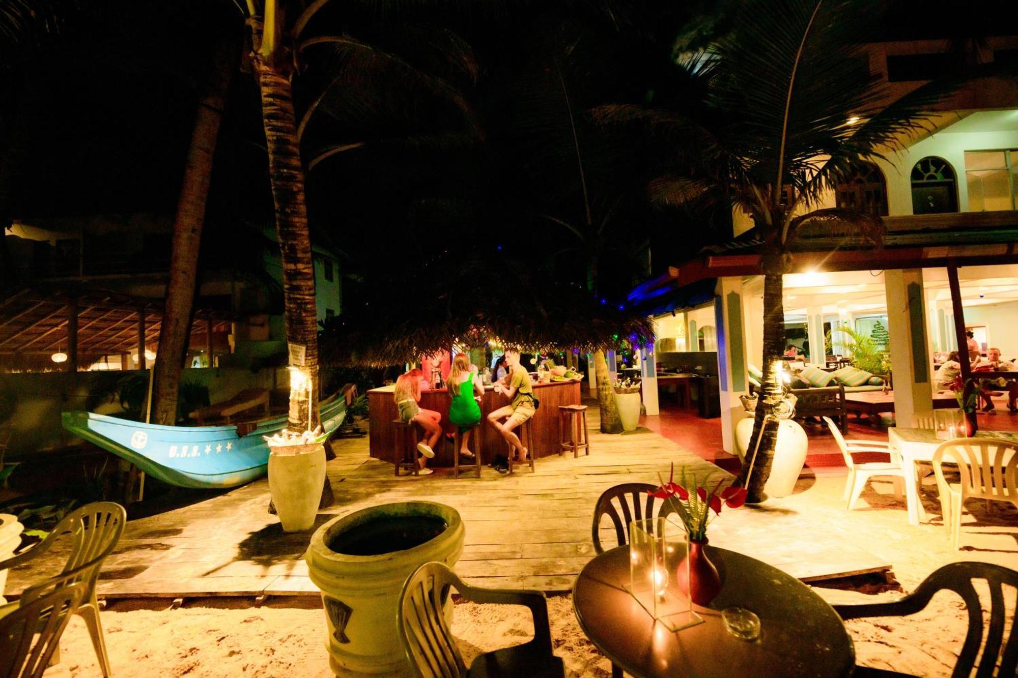 Royal Beach Hotel & Restaurant Хиккадува Экстерьер фото