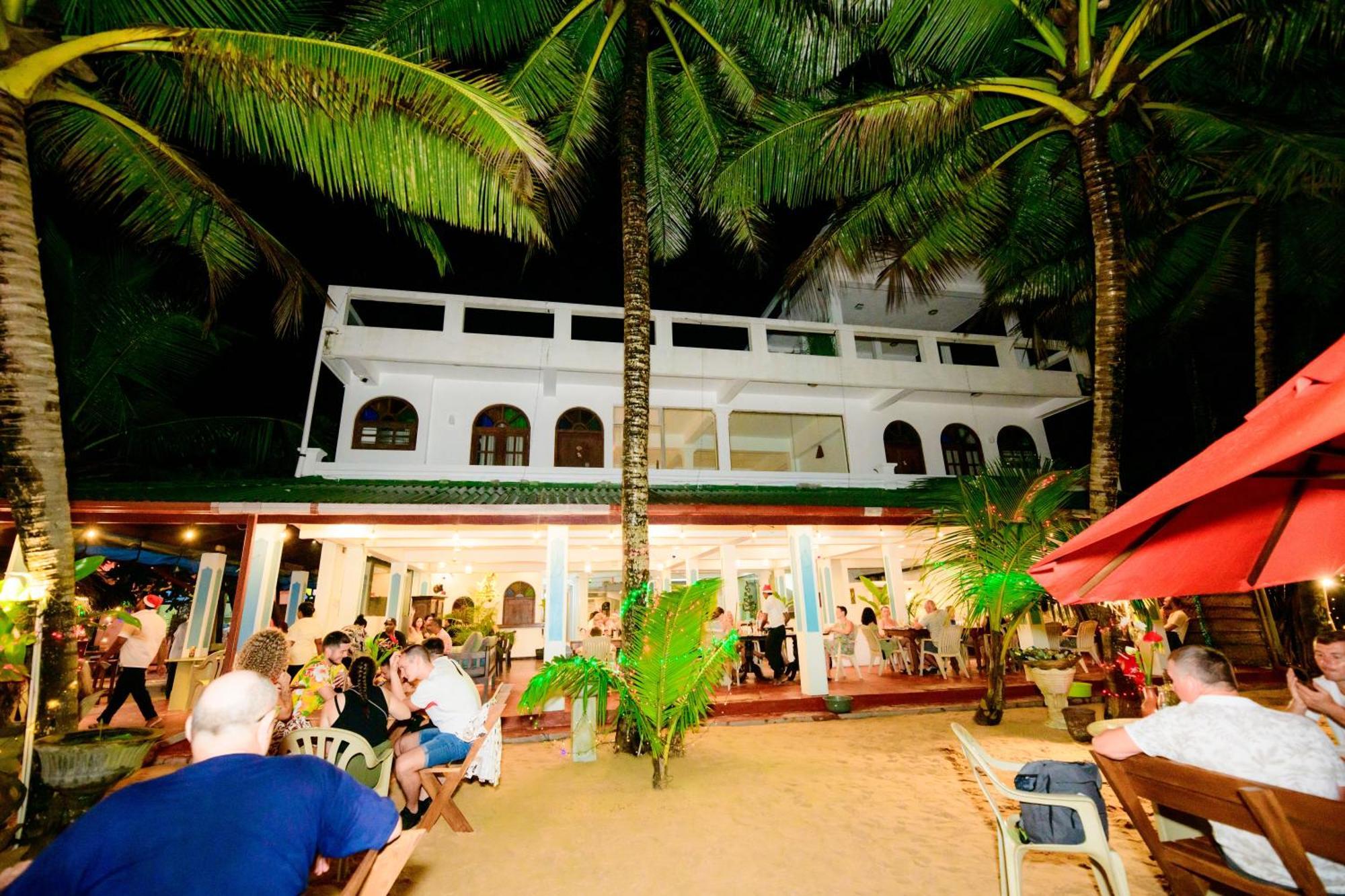 Royal Beach Hotel & Restaurant Хиккадува Экстерьер фото