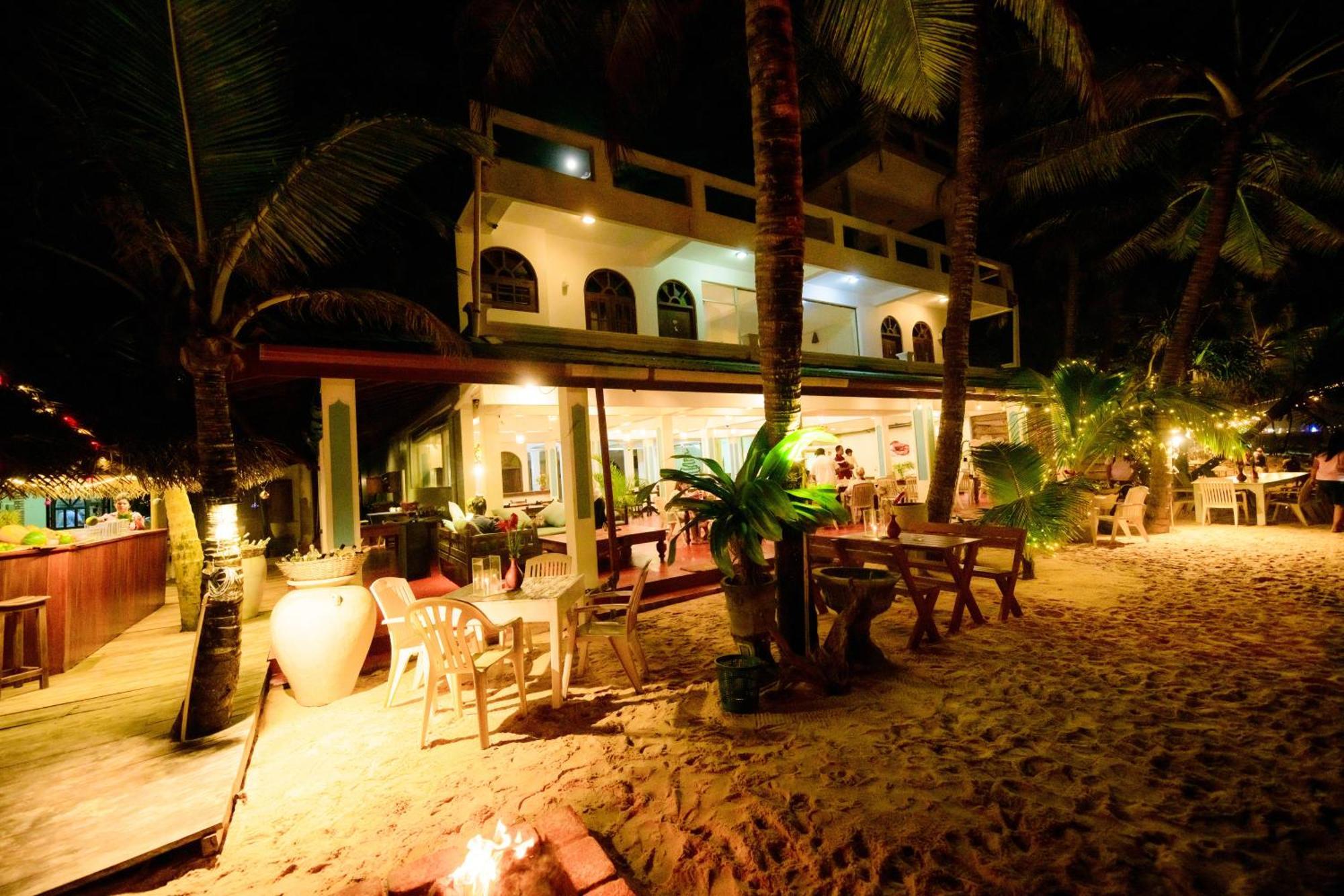 Royal Beach Hotel & Restaurant Хиккадува Экстерьер фото