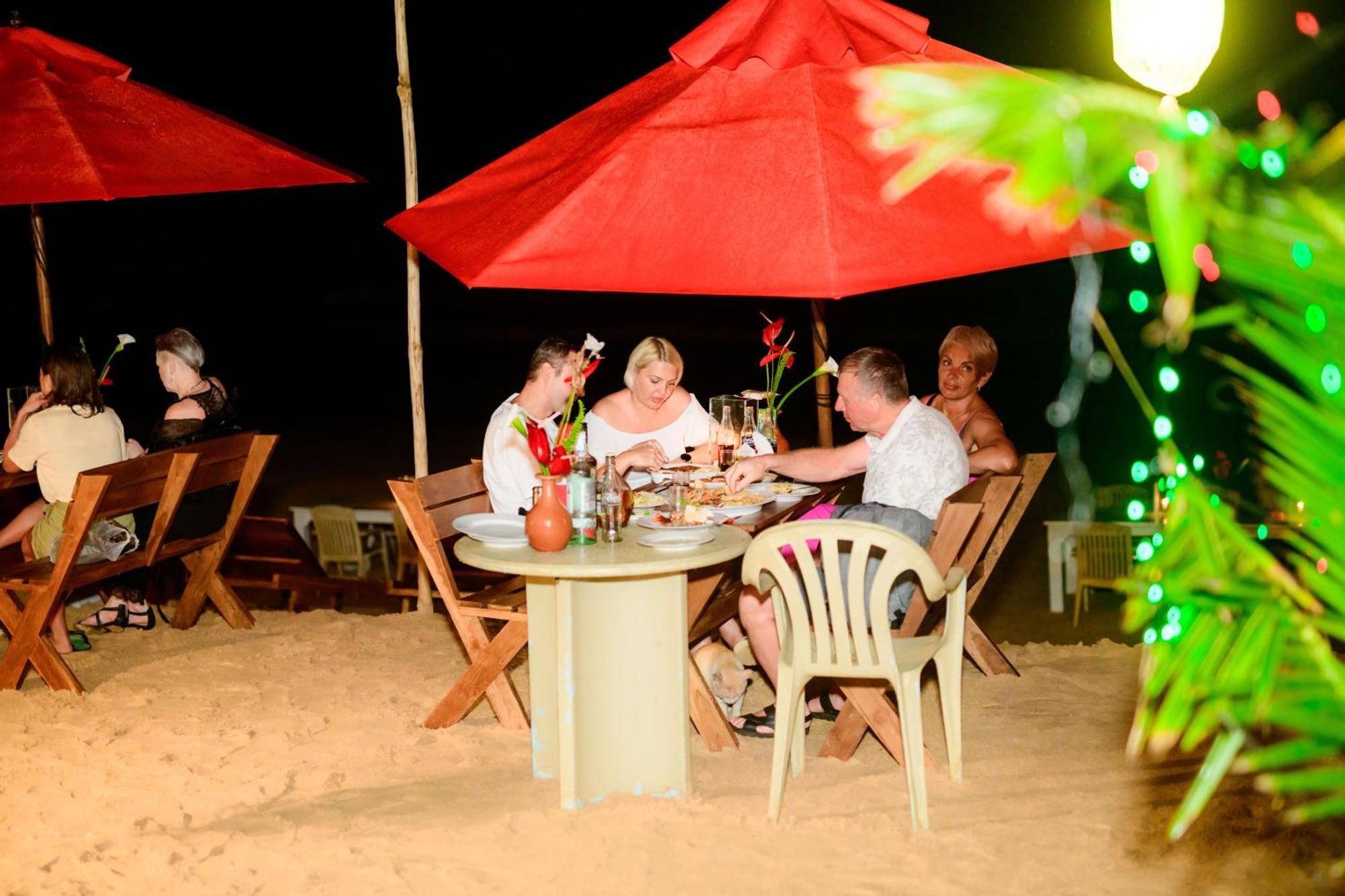 Royal Beach Hotel & Restaurant Хиккадува Экстерьер фото
