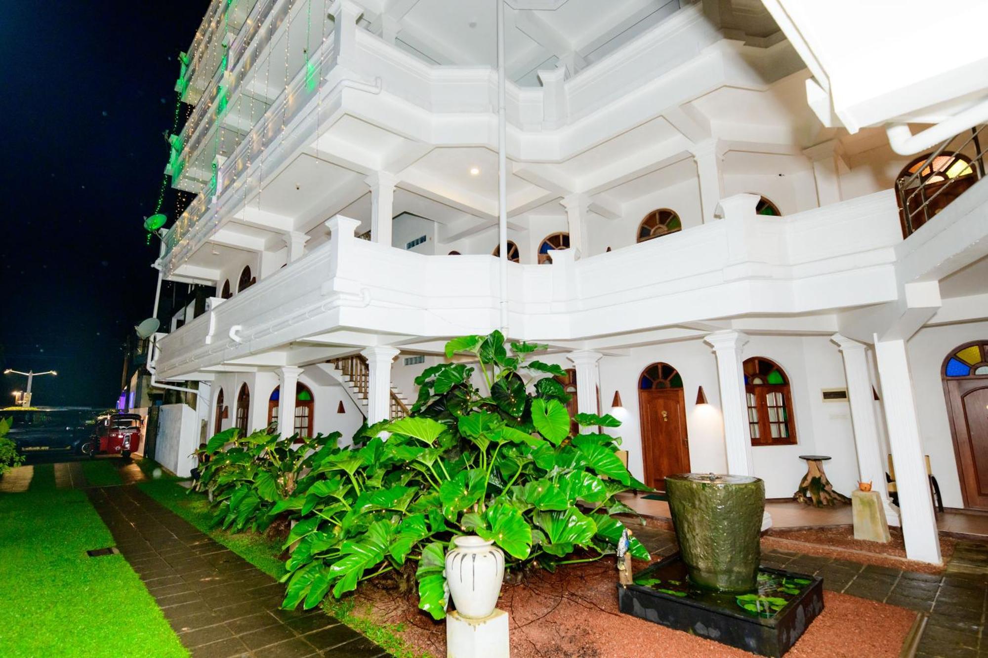 Royal Beach Hotel & Restaurant Хиккадува Экстерьер фото