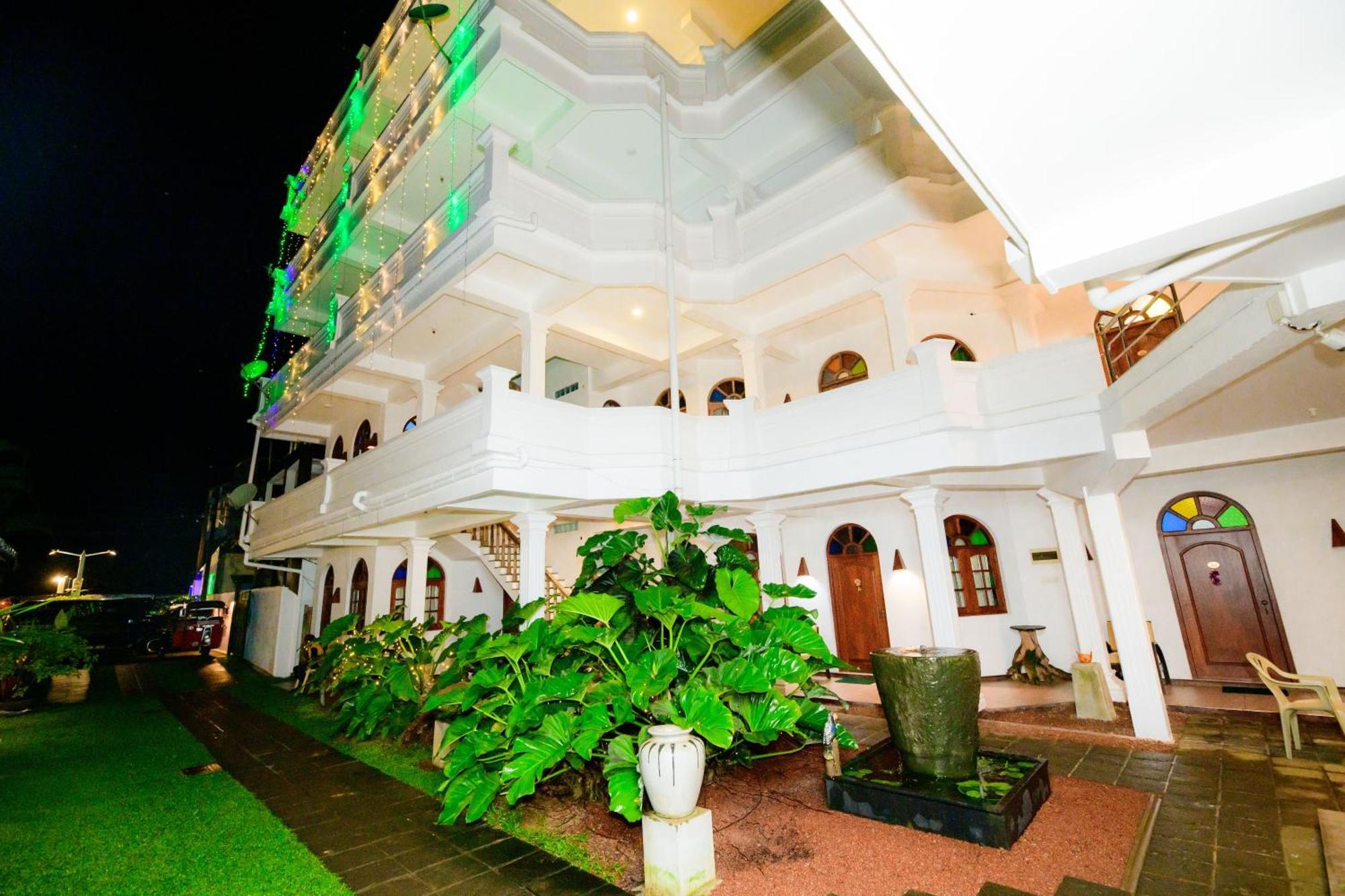 Royal Beach Hotel & Restaurant Хиккадува Экстерьер фото