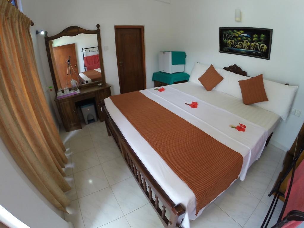 Royal Beach Hotel & Restaurant Хиккадува Экстерьер фото