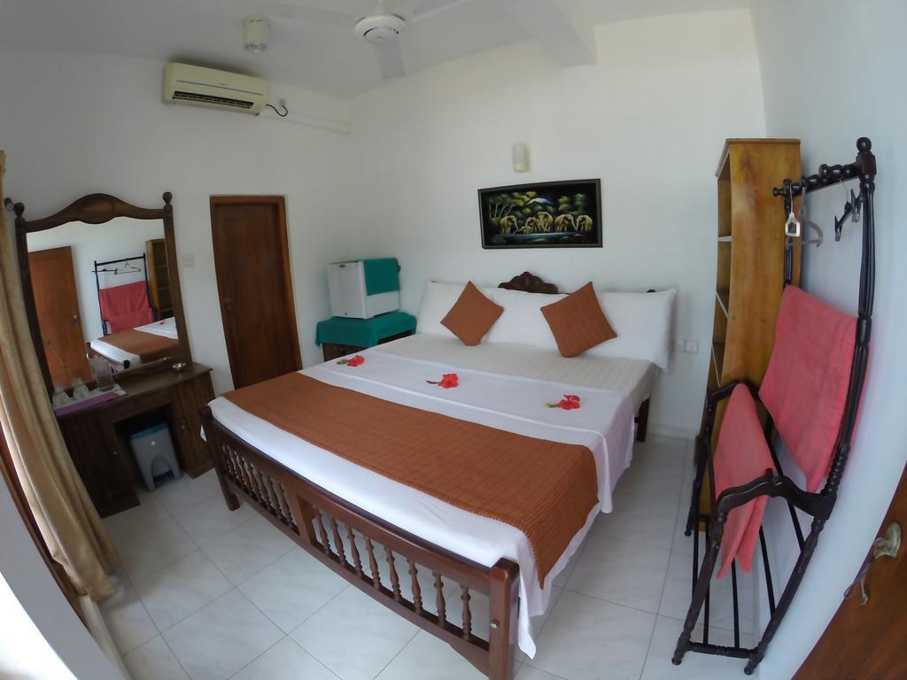 Royal Beach Hotel & Restaurant Хиккадува Экстерьер фото