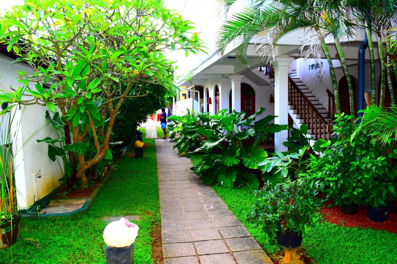 Royal Beach Hotel & Restaurant Хиккадува Экстерьер фото