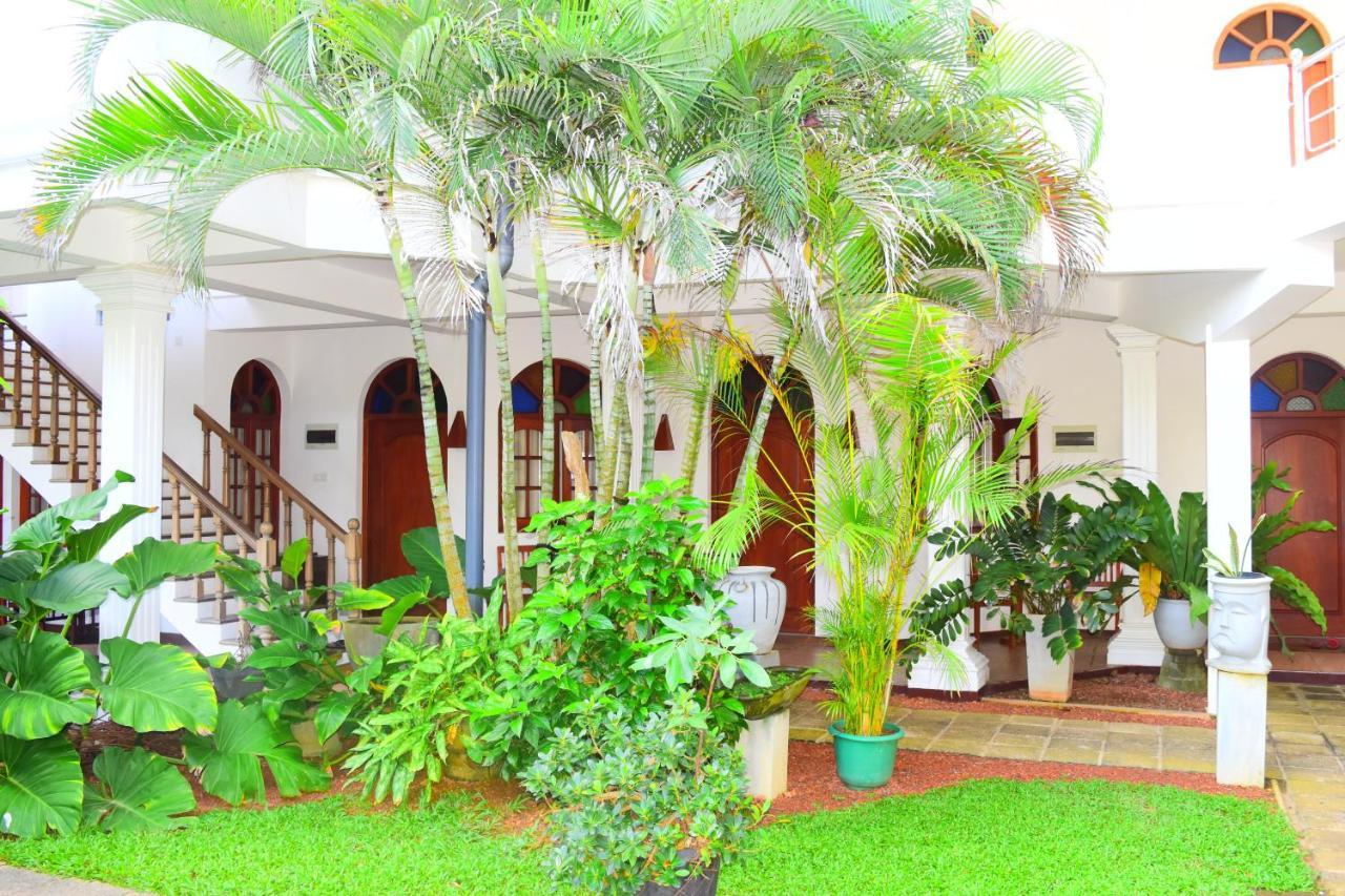 Royal Beach Hotel & Restaurant Хиккадува Экстерьер фото